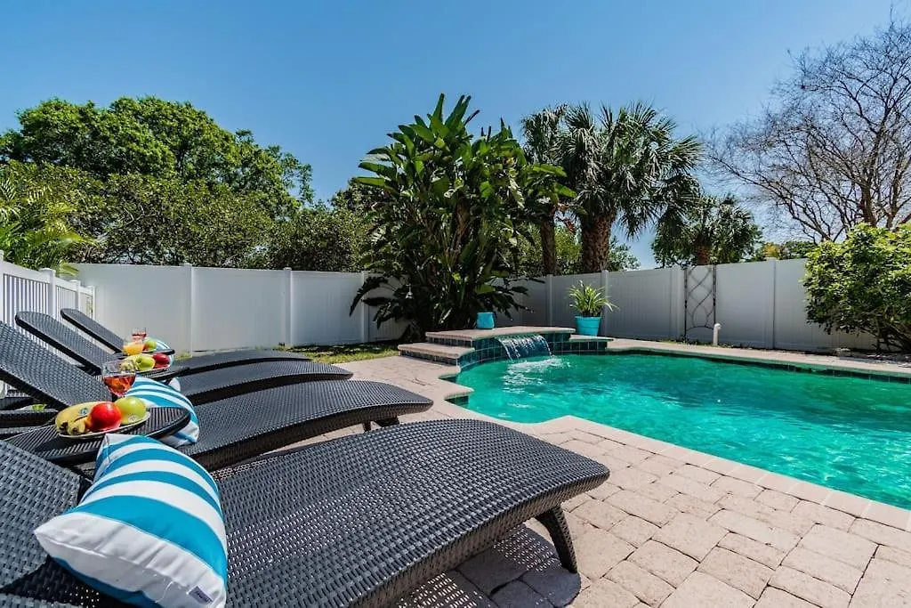 Villa Aqua Haven: Luxe Retreat With Pool & Boat Bliss à Tampa